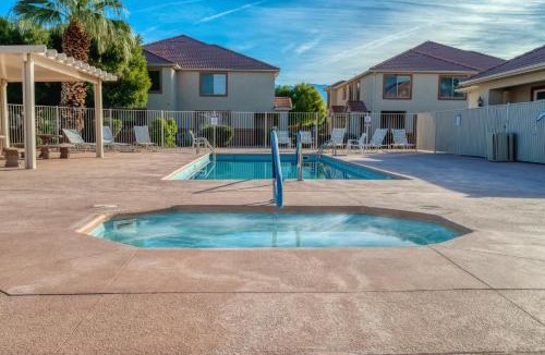 Mesquite House | Mesquite 2BR Townhome with Pool & Gym Access