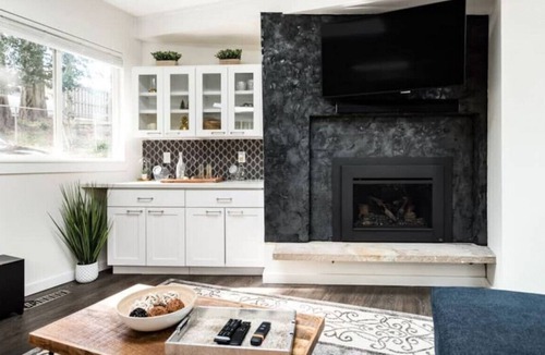 Lake Forest Park House | Mid Century 3BDR/2Bath HomeWi-fi/BBQ/Spa Tubs/Deck