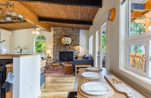 Coupeville Cabin | Mid-Century Beach Cabin by AvantStay | Walk to Beach