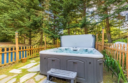 Coupeville Cabin | Mid-Century Beach Cabin by AvantStay | Walk to Beach