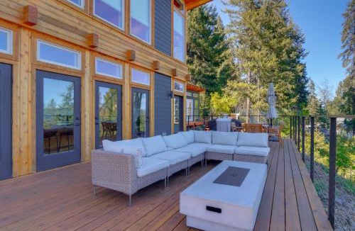Worley House | Mid-Century Escape: Lake Views, Steps to Cave Bay!