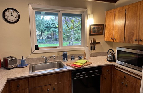 Cedar Hills House | Mid-Century Gem Close To Portland Downtown, Nike and Cedar Hills Crossing
