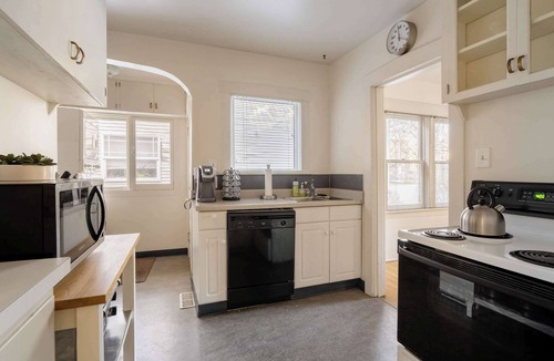 Belmont House | Mid-Century Home Top Location 3BR Sleeps 6