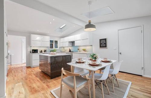 North Rose Hill House | Mid-Century Modern Home - 3-Bedroom Rambler