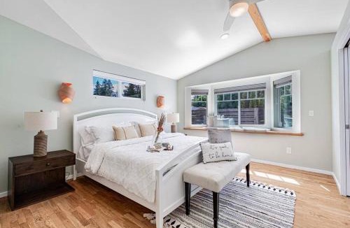 North Rose Hill House | Mid-Century Modern Home - 3-Bedroom Rambler