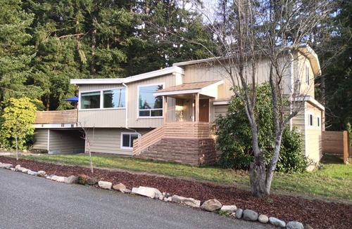 Bonney Lake House | Mid-Century Modern House w/Tiki Room & Hot Tub