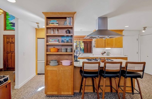 Gresham House | ‼️Mid-Century Zen Retreat w/Hot Tub & BBQ
