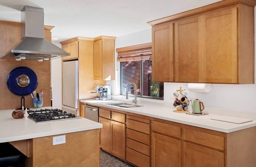 Gresham House | ‼️Mid-Century Zen Retreat w/Hot Tub & BBQ