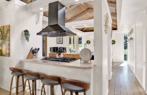 Mobile House | Midcentury Modern -Hot Tub - Retro Retreat