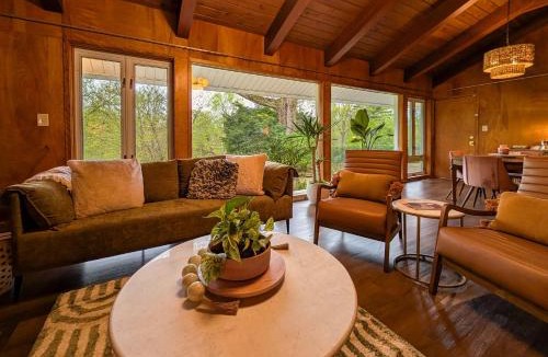 Lansing House | Midcentury Riverfront Retreat