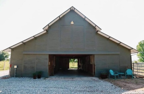 Midway Villa | Midway Farm Barn - old horse ranch and farm oasis