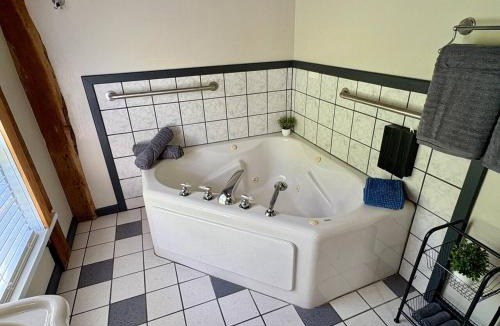 Bellevue House | Mill Creek Suite (Jacuzzi Tub) - Potter’s Mill