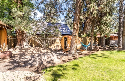 Sisters Cottage | Minutes walk to Downtown, Whychus Creek—4-bedroom, cozy cottage/Private Sauna.