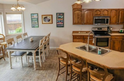 Baker City House | Miss A's Place, Beautiful! Nice Neighborhood! 3 Bdrm, Last Min. Discounts!