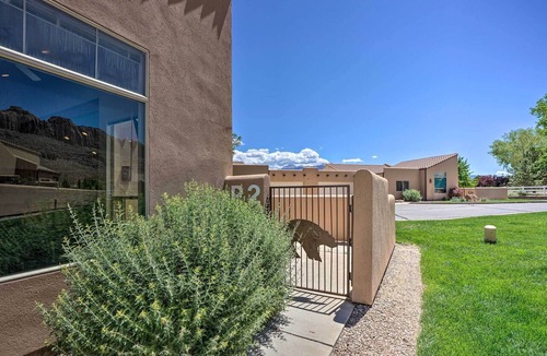 Moab South Valley Apartment | Moab Townhome w/Pool Access + Stunning Mtn Views!