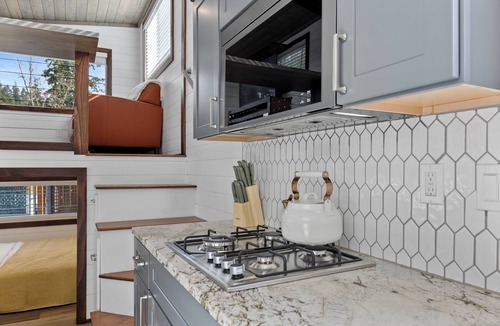 Eatonville House | Modern 2-bedroom tiny home– Near Mt. Rainier–with lake access