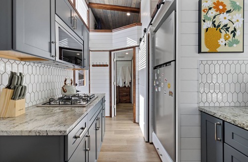 Eatonville House | Modern 2-bedroom tiny home– Near Mt. Rainier–with lake access