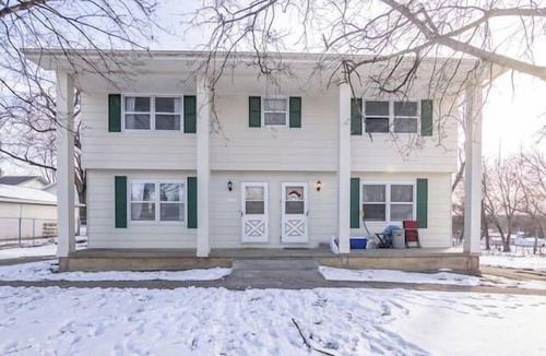 Clive House | Modern 2 Bedroom Townhouse in Quiet Neighborhood