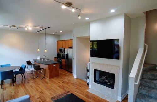 Southeast Omaha House | Modern 2 bedroom Townhouse, Great for CWS. Ideal Location