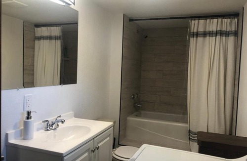 Des Moines Apartment | Modern 2 Bedroom with King near downtown w yard