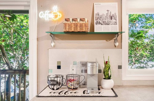 Moss Bay Apartment | Modern 2BR/2BA Kirkland Home, Walk to Beach Park