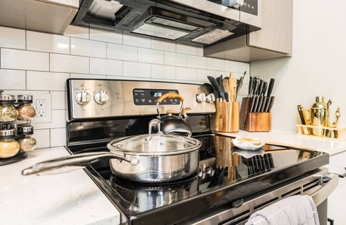 Boise Apartment | Modern 2BR Retreat | Hot Tub & Walk to Downtown