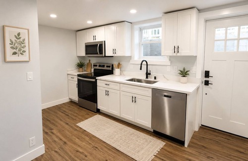 Tukwila House | Modern 2BR Unit by SeaTac Airport - AC/King Bed/Large Yard/Free Parking
