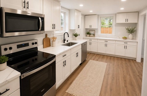 Tukwila House | Modern 2BR Unit by SeaTac Airport - AC/King Bed/Large Yard/Free Parking