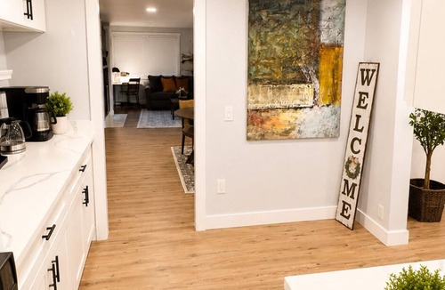 Tukwila House | Modern 2BR Unit by SeaTac Airport - AC/King Bed/Large Yard/Free Parking