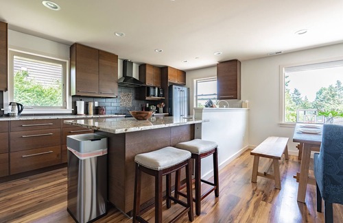 Northwest Bellevue House | Modern 2BRs luxe home in Bellevue Downtown 30 days+