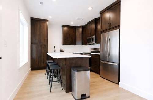Shelley Apartment | Modern 3-Bedroom Townhouse - Unit #1
