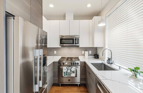 Whittier Heights House | Modern 3bd Townhome w/Roof Top Deck by Downtown