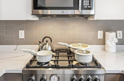 Whittier Heights House | Modern 3bd Townhome w/Roof Top Deck by Downtown