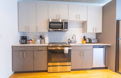 River North House | Modern 3BR Apartment Near North Ave Shops