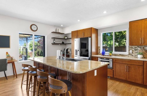 Southeast Boise House | Modern 3BR + loft retreat with hot tub, fire pit, and stunning city/mountain views