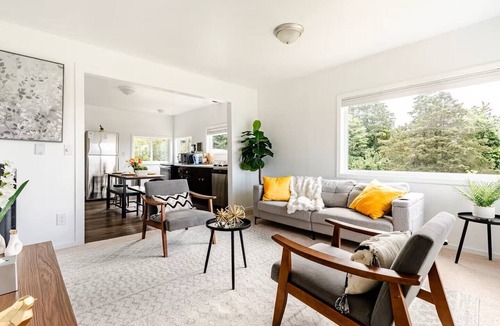 Rainier View Apartment | Modern 3BR Retreat - 15 Min to Airport & Downtown