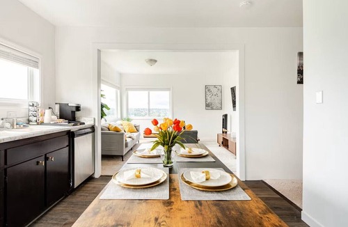 Rainier View Apartment | Modern 3BR Retreat - 15 Min to Airport & Downtown