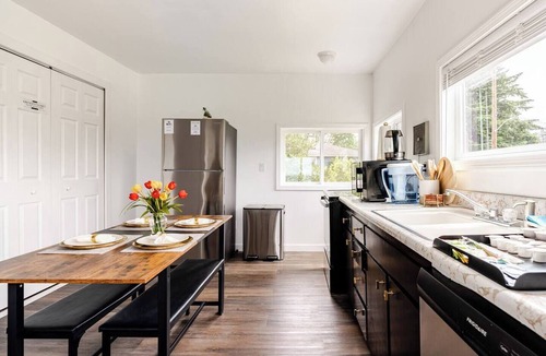 Rainier View Apartment | Modern 3BR Retreat - 15 Min to Airport & Downtown