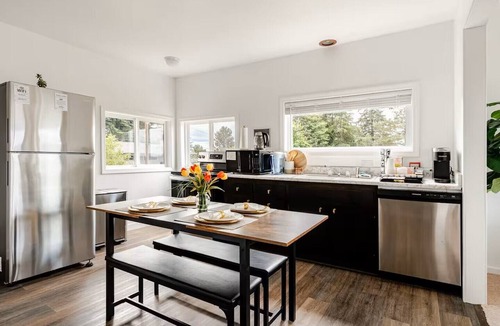 Rainier View Apartment | Modern 3BR Retreat - 15 Min to Airport & Downtown