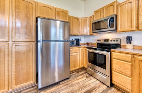 Hamilton House | Modern 3BR w/Mountain Views Sleeps 8 2 car garage plus extra parking