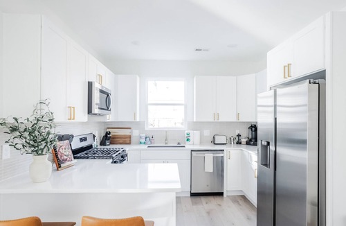 Roselawn Finance House | Modern 4Bed, 3 Baths 1st Floor King Bed by Oakley