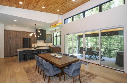 Sundance House | Modern 4BR Mountain Retreat BBQ Outdoor Dining