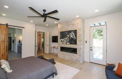 Sundance House | Modern 4BR Mountain Retreat BBQ Outdoor Dining