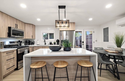 Lynnwood House | Modern 6BR Lynnwood Retreat w/AC 2 Full Chef Kitchens Close to Downtown