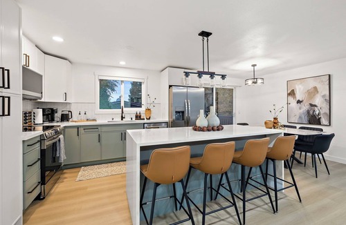 Lynnwood House | Modern 6BR Lynnwood Retreat w/AC 2 Full Chef Kitchens Close to Downtown