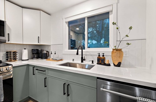 Lynnwood House | Modern 6BR Lynnwood Retreat w/AC 2 Full Chef Kitchens Close to Downtown