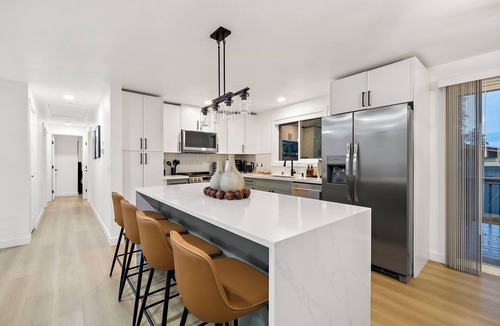 Lynnwood House | Modern 6BR Lynnwood Retreat w/AC 2 Full Chef Kitchens Close to Downtown