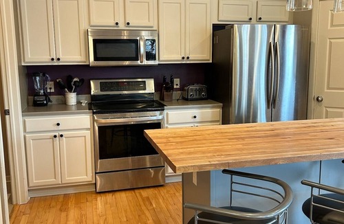 West Des Moines House | Modern 6BR West Des Moines Home with Outdoor Oasis