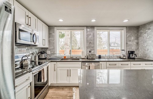 Eastside House | Modern 8 BR duplex in Tacoma! -Both sides included