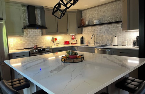 Union House | Modern Alderbrook pet-friendly retreat.